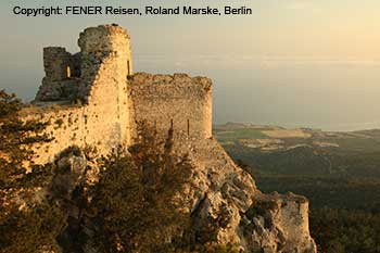 Die Burg Kantara in Nordzypern im Hintergrund das Mittelmeer.