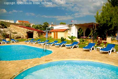 Pool und Restaurantterrasse im Nitovikla