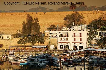 Der Hafen von Girne, Kyrenia in Nordzypern