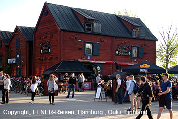 Abends auf dem Markt in Oulu