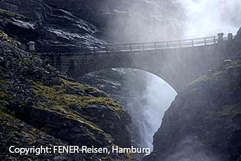 Trollstiegen, Brücke über Wasserfall