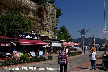 Ein Cafe an der historischen Stadtmauer von Amasra