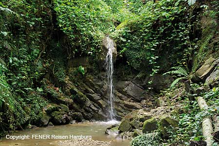 Der Tahirli Selalesi Wasserfall in der Nähe Akcakocas an der westlichen Schwarzmeer-Küste in der Türkei